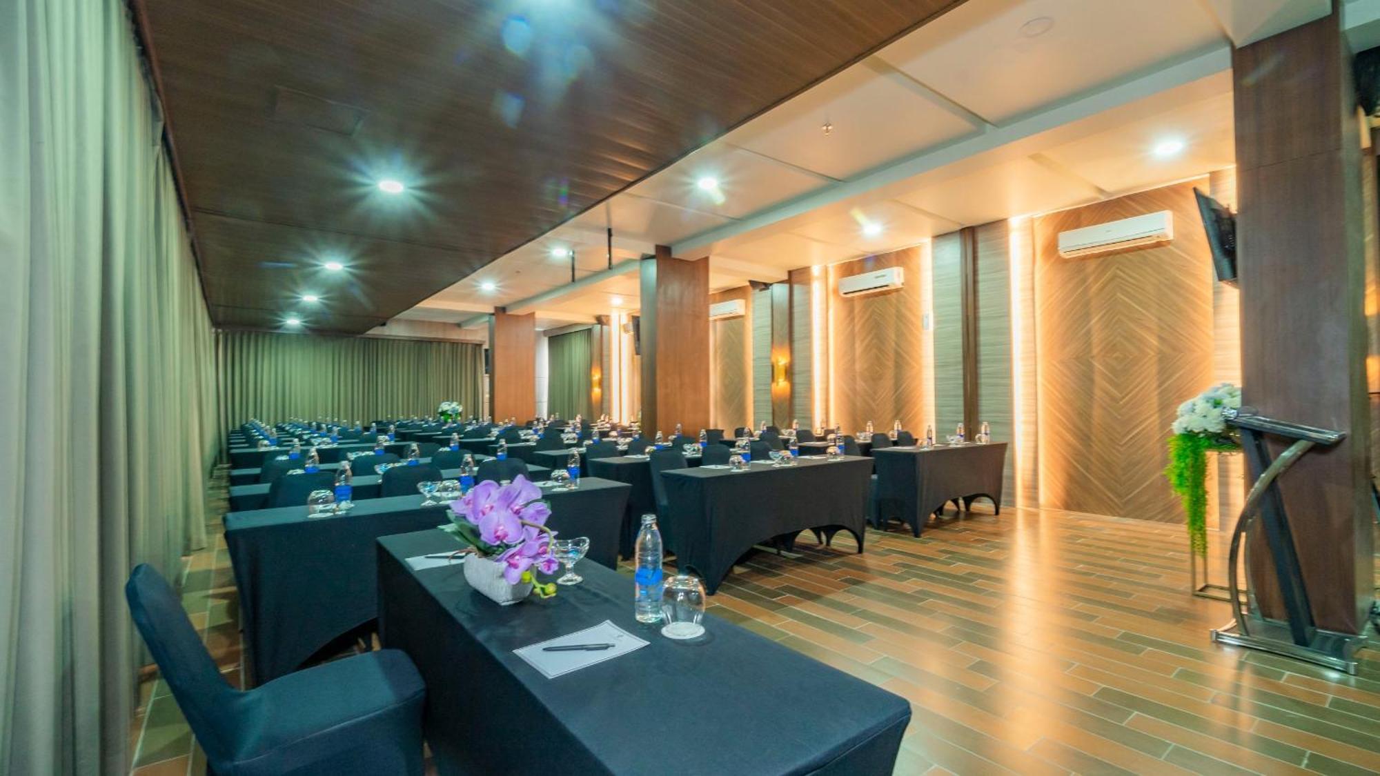 City Of Aventus Hotel - Denpasar Екстериор снимка