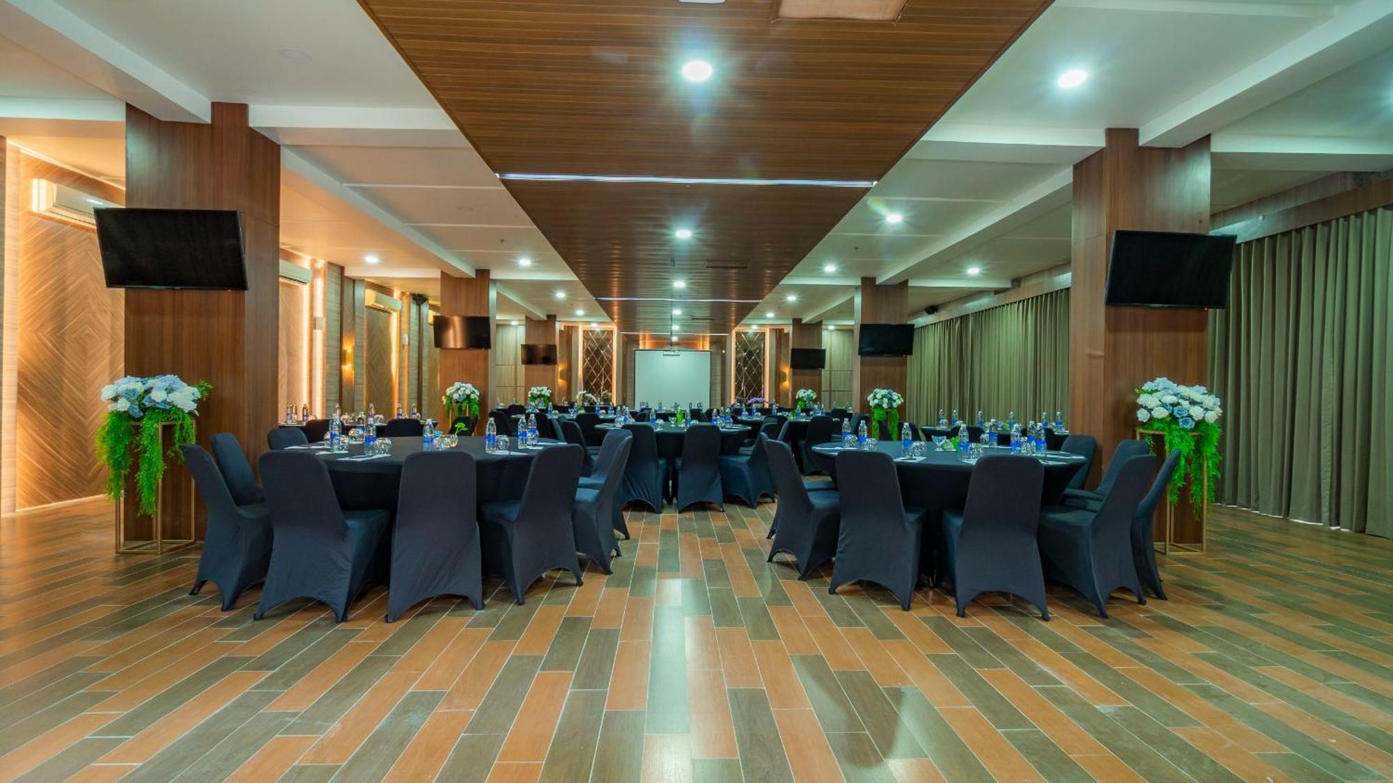 City Of Aventus Hotel - Denpasar Екстериор снимка